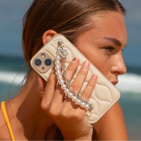 WHIMVOY Pearl Chained 16 Pro Max iPhone case w/detachable cross-body strap NIB - Picture 3 of 8